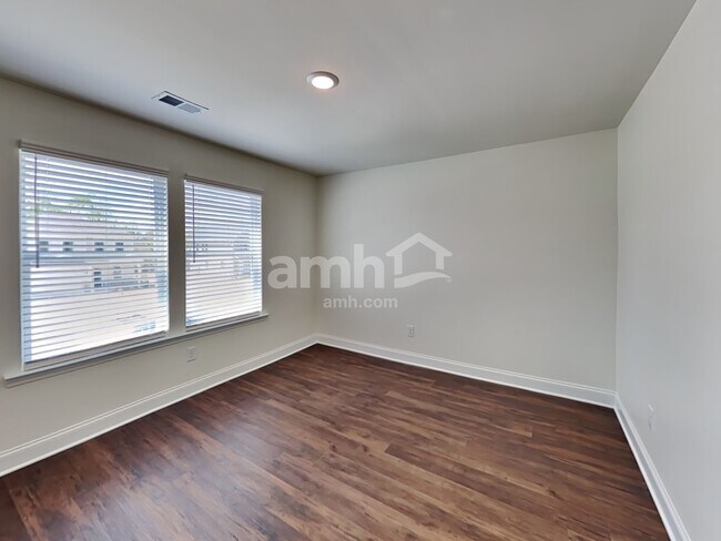 Building Photo - 216 Willow Ln