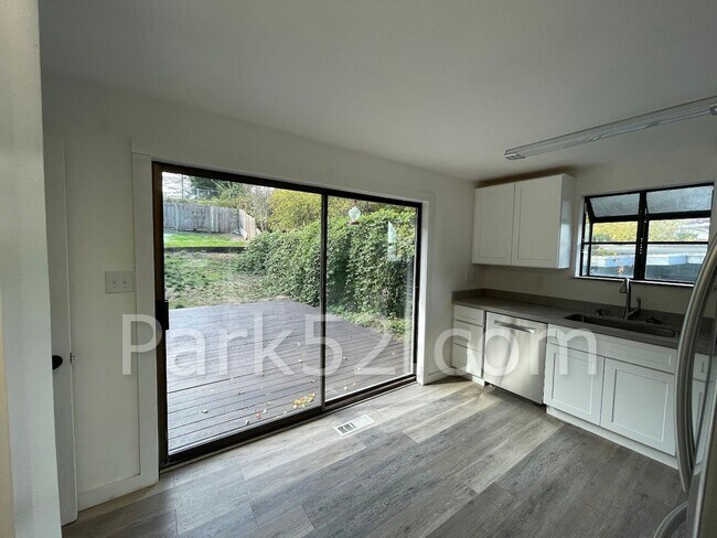 Building Photo - North Tacoma 4 Bed 2 Bath Single Family Home