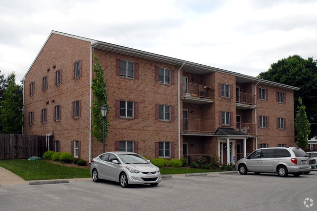 Building Photo - 327 N Pine Ave