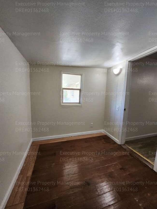 Building Photo - 3 bedroom/ 2 bathroom home