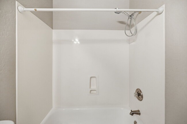 Building Photo - 1425 W Commerce Ave