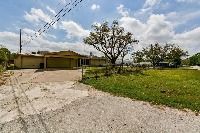 Building Photo - 16326 Cypress Bend Dr