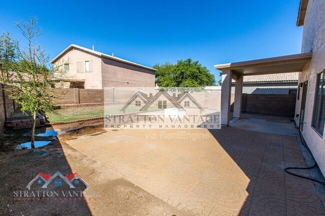 Building Photo - 484 E Cheyenne Rd