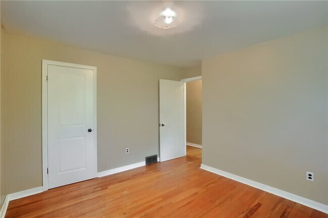 Building Photo - 194 Woodridge Dr