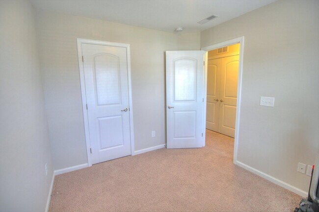 Building Photo - Lovely 3 Bedroom Townhome Minutes to Duke ...