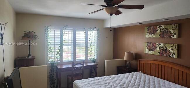 Building Photo - 900 NE 18th Ave