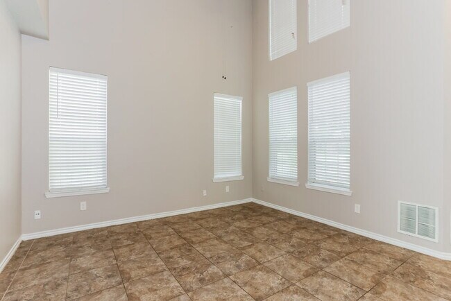 Building Photo - 433 Raintree Cir