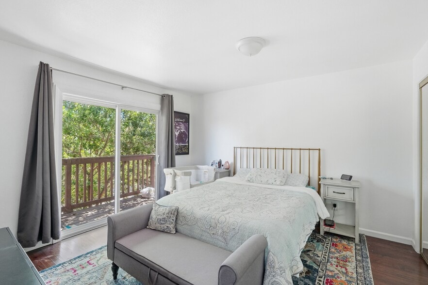 Main Bedroom - 5580 Traffic Way