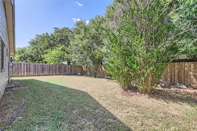 Building Photo - Charming 3/2/2 with Private Fenced Backyard!