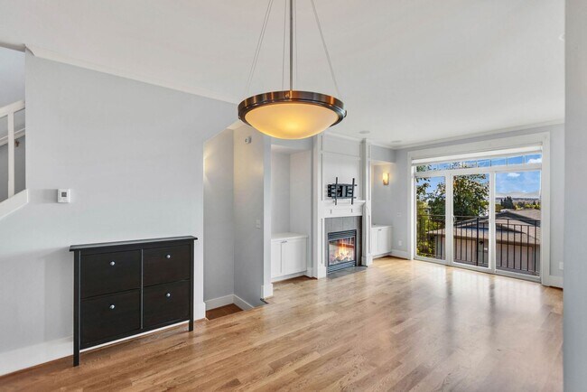 Building Photo - Spacious 3 Bed 2.5 Bath Townhome with Views and Two Parking Spaces – First Hill/Capitol Hill