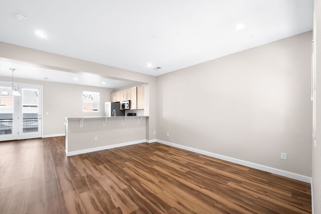 Building Photo - 3BD, 2.5BA Englewood Townhome with 2-Car Garage
