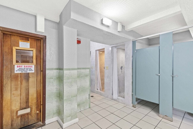 Building Photo - 8743 Thomas Dr