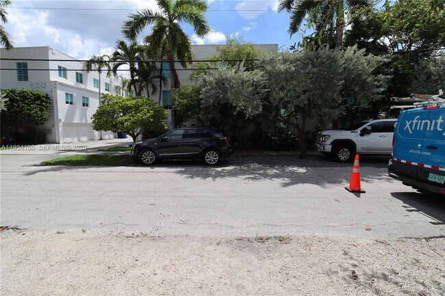 Building Photo - 915 NE 16th Terrace