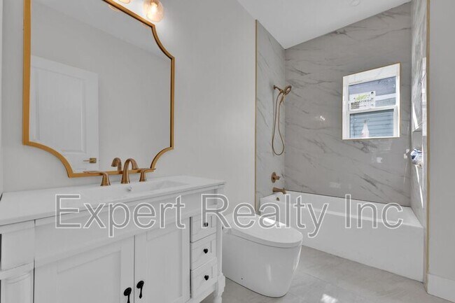 Building Photo - 1720 34th Pl N