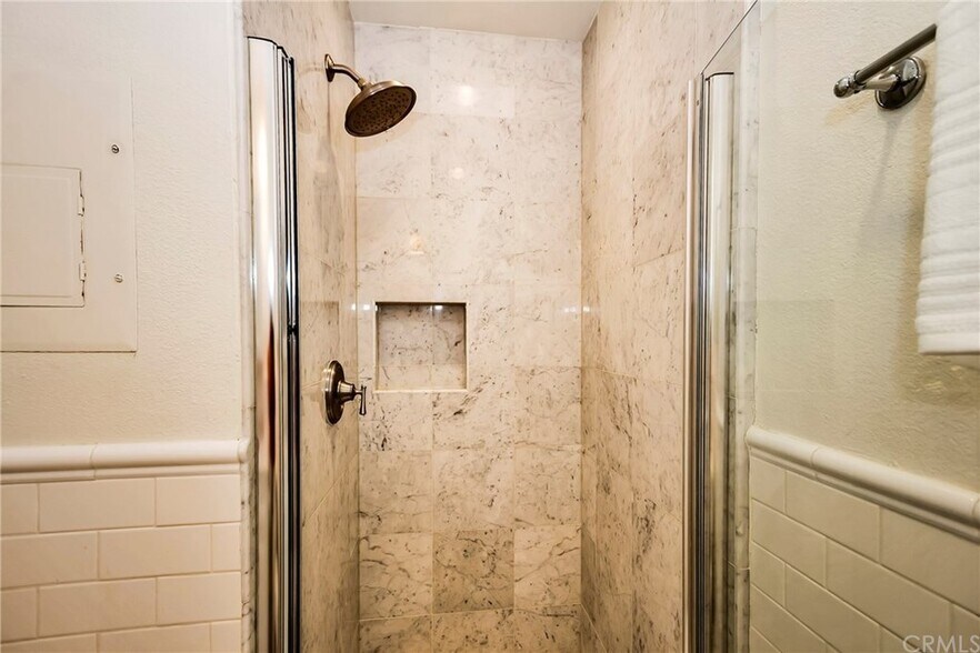 Guest Bathroom - 26412 Vicente Lugo