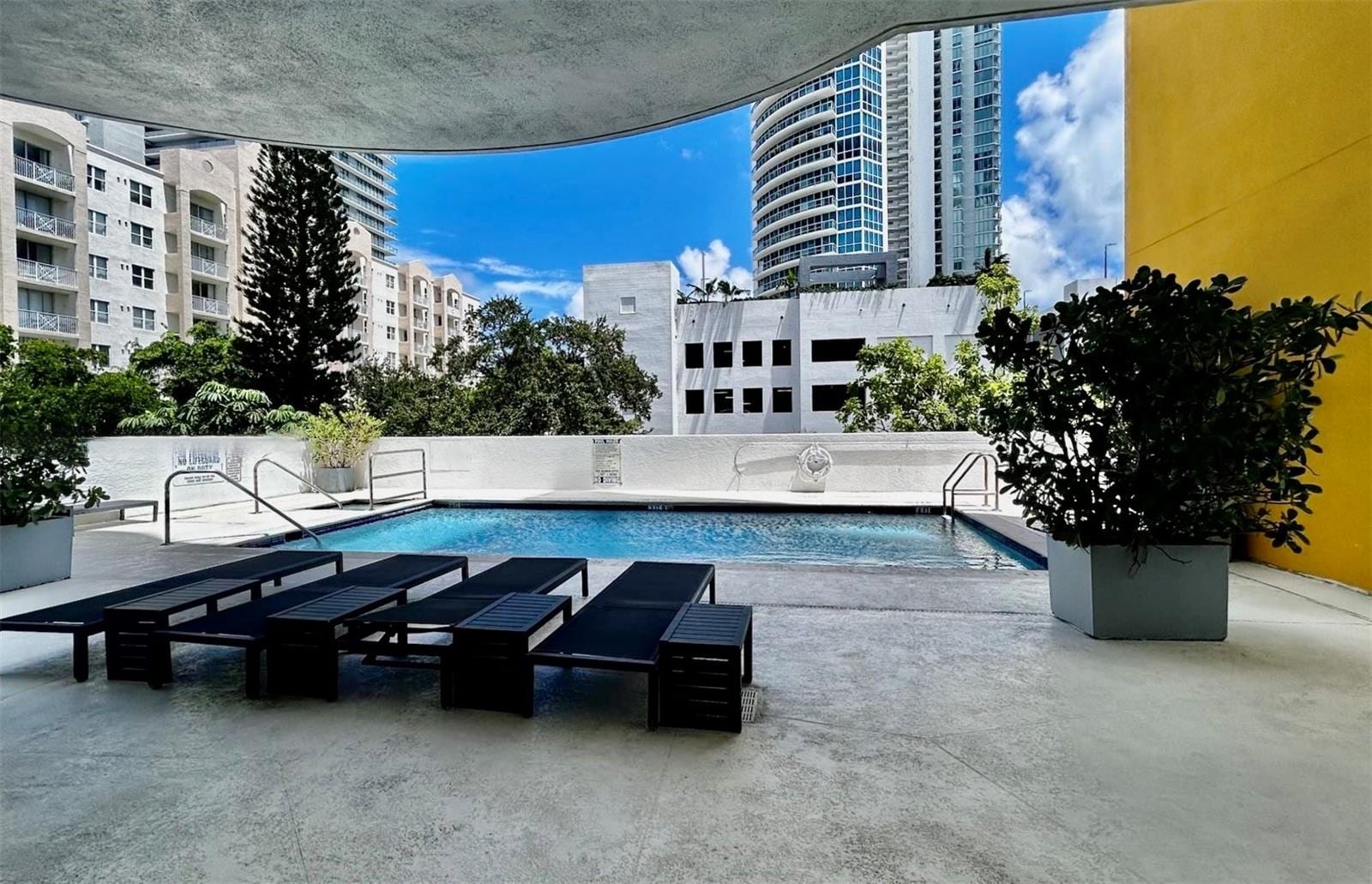 Building Photo - 444 NE 30th St