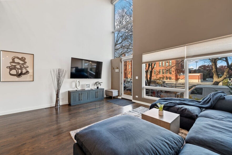 Primary Photo - 2223 W Race Ave