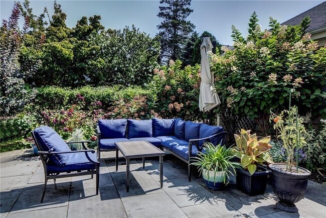 Building Photo - 27 Cranston Ave