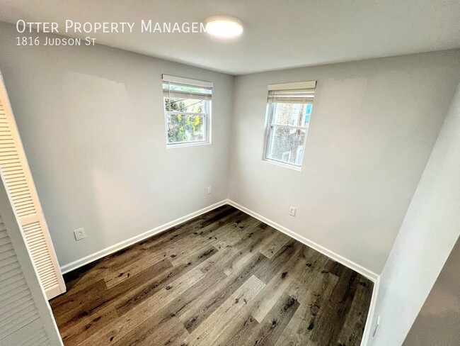 Building Photo - 4BR/2BA Newly Renovated Home with Half-Fin...