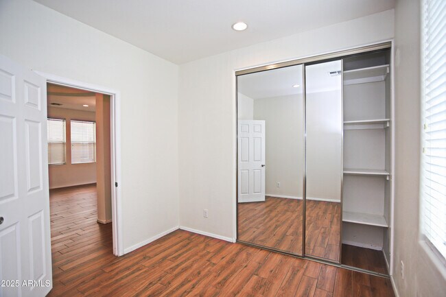 Building Photo - 1090 W Caroline Ln