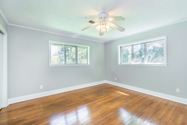 Building Photo - Large 4Bed/2Bath House on Beautiful Lot