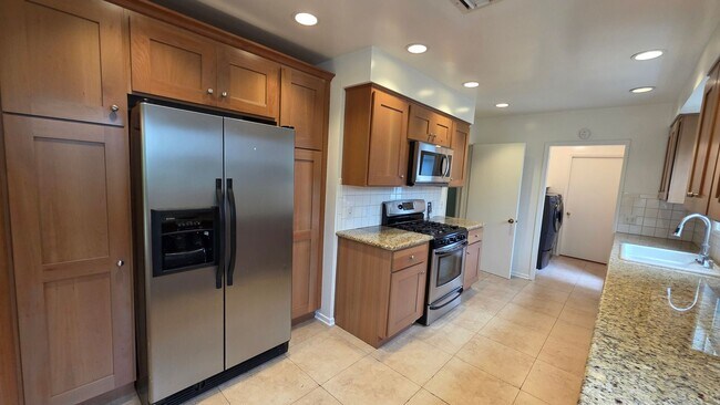 Building Photo - Sherman Oaks 3+2 w/appliances, wood floors...