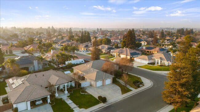 Building Photo - West Bakersfield Custom Home for Rent Available Now!