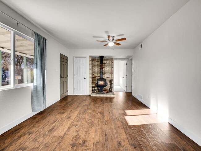 Building Photo - $2,340.95 - $300 OFF - First 2 Months'Rent - 3 Bedrooms, 1.5 Bathrooms, Single Family Home in Aur...