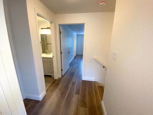 Building Photo - Modern 4 Bedroom, 3 Bath House - Near Died...