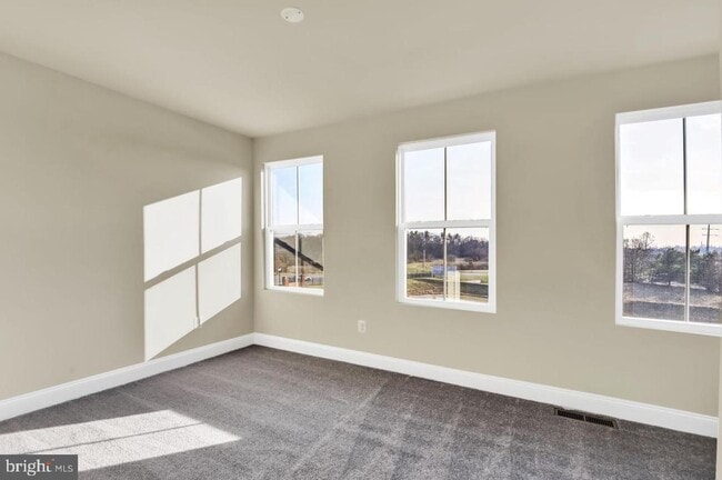 Building Photo - 611 E 7th St