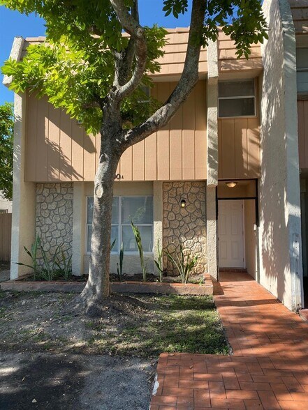 Primary Photo - 890A SW 80th Ave