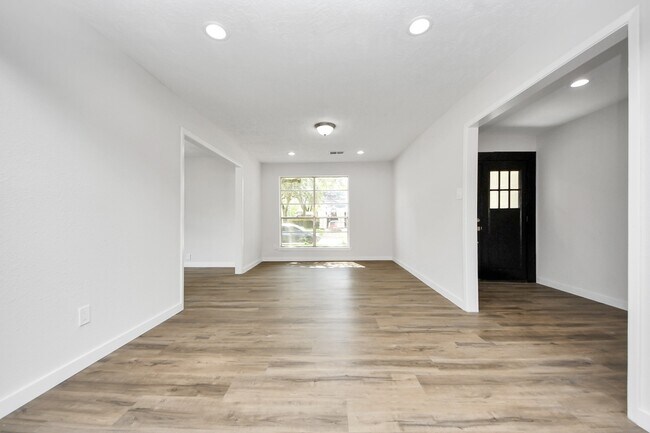 Building Photo - 3400 Surrey Ln