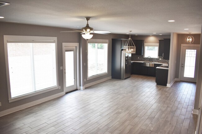 Building Photo - Luxurious 4 Bedroom 2.5 Bathroom in the Heart of Fayetteville, Arkansas!!