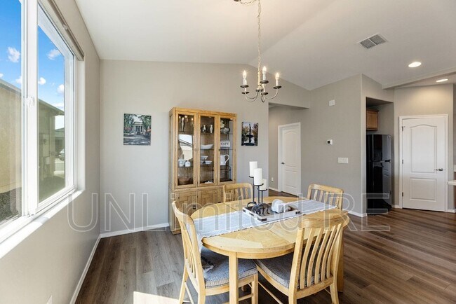 Building Photo - 1380 Warbler Wy