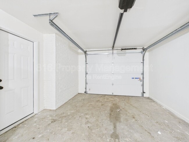 Building Photo - 633 S Fuller Ave