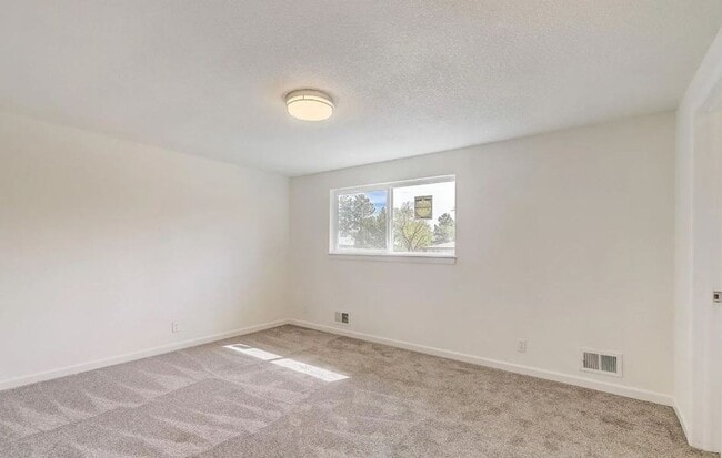 Building Photo - Newly Remodeled Home with Spacious Driveway!