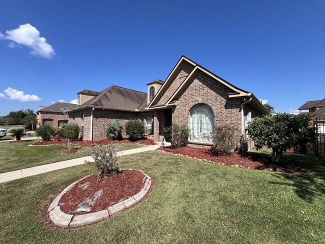 Building Photo - Beautifully Furnished 4-Bedroom Home in Za...
