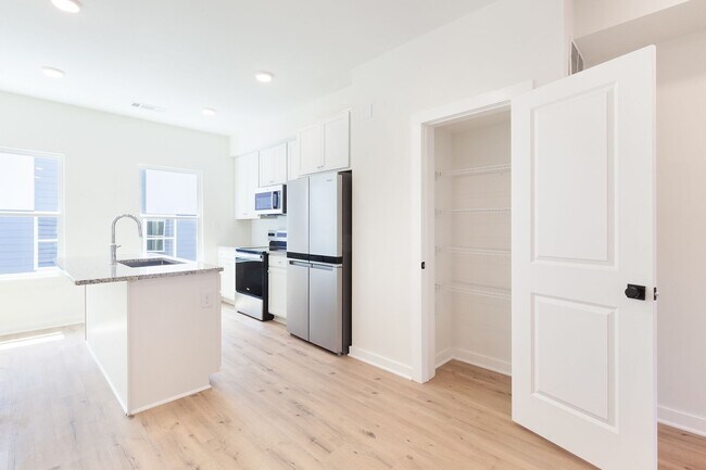 Building Photo - $500 Move In Special: Newly Constructed 3/3.5 located in Chosewood Park!