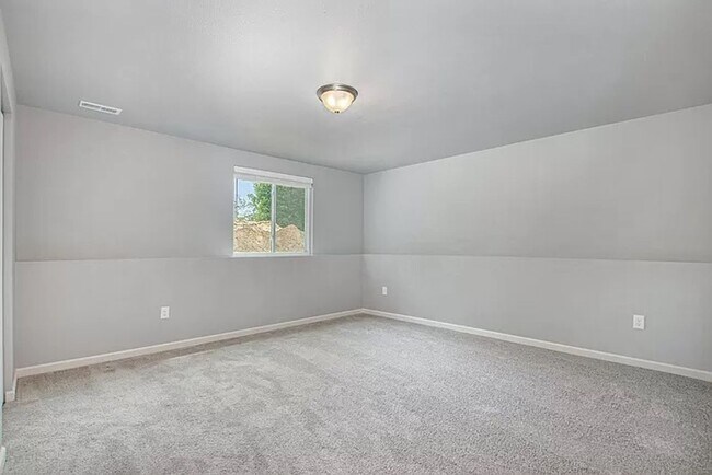 Building Photo - Spacious 4 bedroom for lease