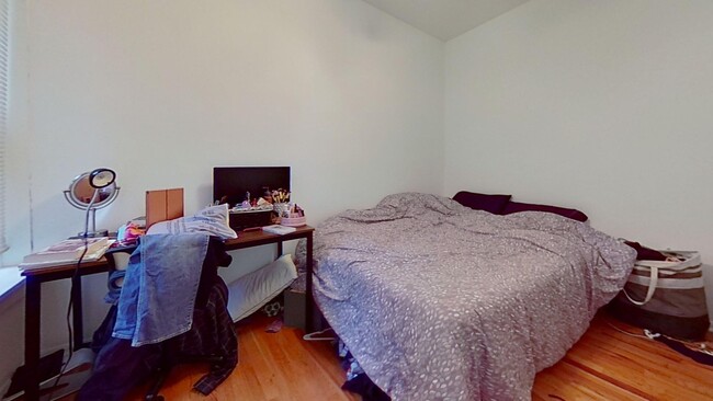 Building Photo - Raised First Floor East Lakeview One Bedroom