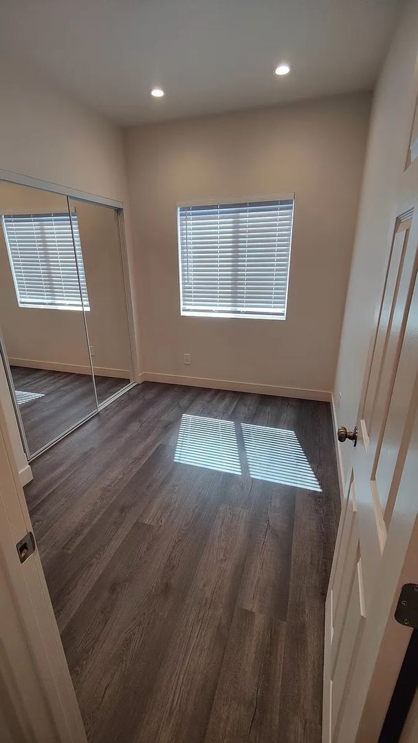 Building Photo - 4BD/2BA on East Falls! Newer Build & Rooft...