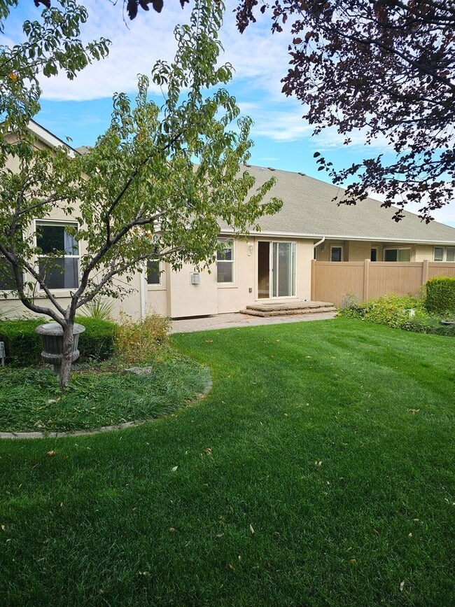 Building Photo - Townhouse located near Canyon Rim Parkway and tons of shopping