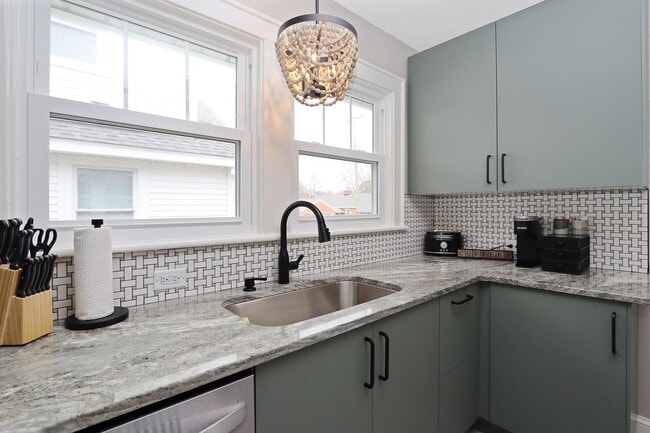 Building Photo - 215 E Cummings Ave