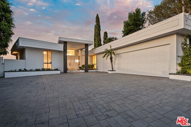 Building Photo - 3329 Dona Rosa Dr