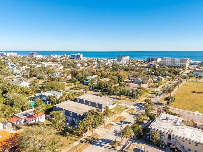 Building Photo - Updated Townhouse on Beachside