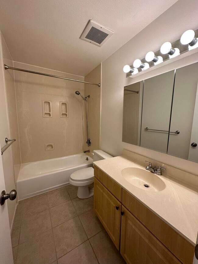 Building Photo - Upgraded 3 bedroom/2 bath townhome at Yach...