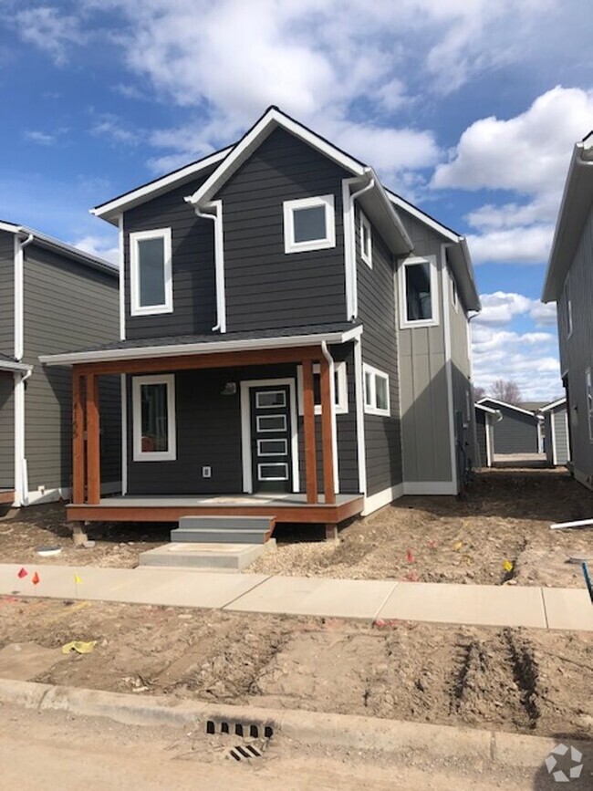 Building Photo - Beautiful  new 3 bedroom 1 bath and 1/2 in...