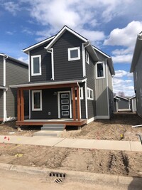 Building Photo - Beautiful  new 3 bedroom 1 bath and 1/2 in...