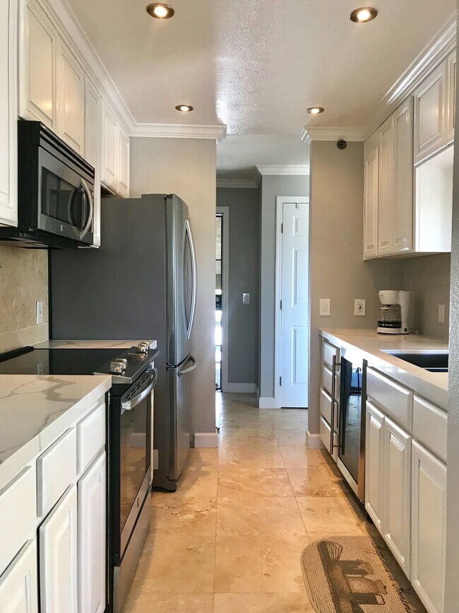 Building Photo - Beautiful View!! 2 Bed/2 Bath Condo, Hayward