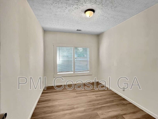 Building Photo - 1123 E 53rd St